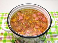 Фото приготовления рецепта: Сырный суп с копчёными колбасками, картофелем и рисом - шаг №10
