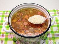 Фото приготовления рецепта: Сырный суп с копчёными колбасками, картофелем и рисом - шаг №11
