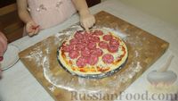 Фото приготовления рецепта: Пицца пепперони в домашних условиях - шаг №7