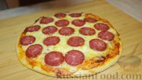 Фото приготовления рецепта: Пицца пепперони в домашних условиях - шаг №8