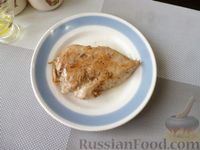 Фото приготовления рецепта: Куриная печень, тушенная с баклажанами, в томатно-сливочном соусе - шаг №8