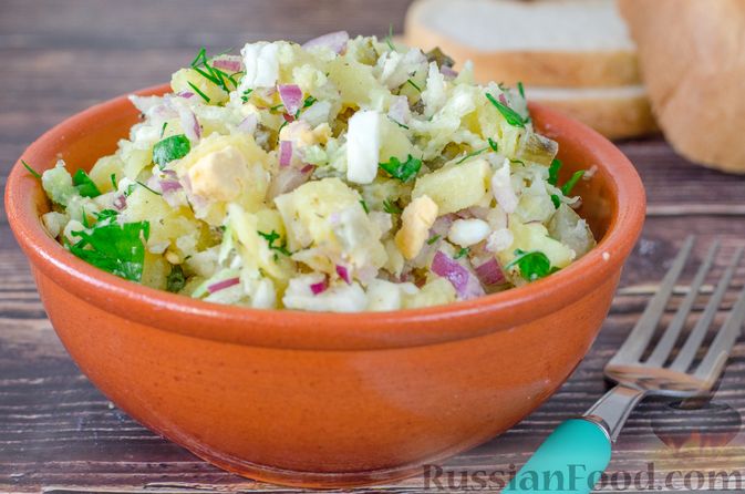 Салат с солеными огурцами, яйцами и картошкой