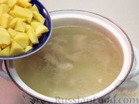 Фото приготовления рецепта: Суп со свёклой и солёными огурцами - шаг №10