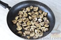 Фото приготовления рецепта: Тушёная капуста с грибами - шаг №3