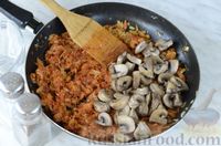 Фото приготовления рецепта: Тушёная капуста с грибами - шаг №12