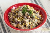 Фото к рецепту: Салат с фасолью, кукурузой, горошком и сыром сулугуни