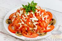 Фото к рецепту: Салат "Красная шапочка"  с курицей, грибами и овощами