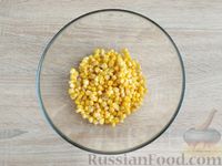 Фото приготовления рецепта: Кукурузные оладьи с сыром - шаг №2
