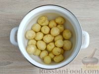 Фото приготовления рецепта: Молодой картофель с грибами, мёдом и чесноком - шаг №2