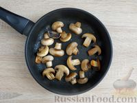 Фото приготовления рецепта: Молодой картофель с грибами, мёдом и чесноком - шаг №4