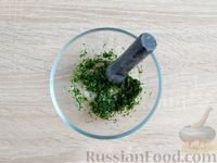 Фото приготовления рецепта: Молодой картофель с грибами, мёдом и чесноком - шаг №6