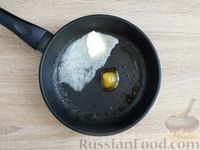 Фото приготовления рецепта: Молодой картофель с грибами, мёдом и чесноком - шаг №7
