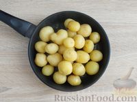 Фото приготовления рецепта: Молодой картофель с грибами, мёдом и чесноком - шаг №10