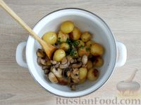 Фото приготовления рецепта: Молодой картофель с грибами, мёдом и чесноком - шаг №12