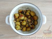 Фото приготовления рецепта: Молодой картофель с грибами, мёдом и чесноком - шаг №13