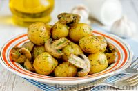 Фото приготовления рецепта: Молодой картофель с грибами, мёдом и чесноком - шаг №14