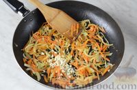 Фото приготовления рецепта: Рыба с овощами в томатном соусе, на сковороде - шаг №7