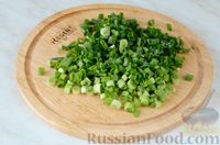Фото приготовления рецепта: Салат со шпинатом, огурцом и яйцами - шаг №3