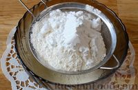Фото приготовления рецепта: Пирог с ревенем и ореховой посыпкой - шаг №5