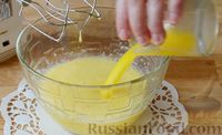 Фото приготовления рецепта: Пирог с ревенем и ореховой посыпкой - шаг №4