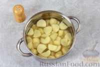 Фото приготовления рецепта: Молодой картофель, запечённый с беконом и яйцами - шаг №3