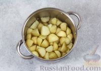 Фото приготовления рецепта: Молодой картофель, запечённый с беконом и яйцами - шаг №4