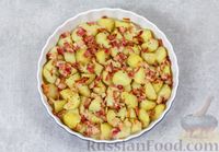 Фото приготовления рецепта: Молодой картофель, запечённый с беконом и яйцами - шаг №7