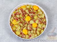Фото приготовления рецепта: Молодой картофель, запечённый с беконом и яйцами - шаг №8