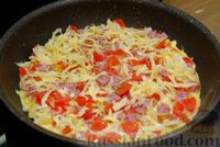 Фото приготовления рецепта: Лаваш с сыром, колбасой, помидорами и яйцами - шаг №6