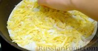 Фото приготовления рецепта: Лаваш с сыром, колбасой, помидорами и яйцами - шаг №3