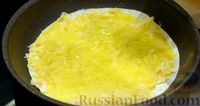 Фото приготовления рецепта: Лаваш с сыром, колбасой, помидорами и яйцами - шаг №4