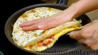 Фото приготовления рецепта: Лаваш с сыром, колбасой, помидорами и яйцами - шаг №9