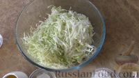 Фото приготовления рецепта: Заливной пирог с молодой капустой, кабачком и сыром - шаг №3