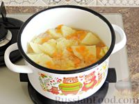 Фото приготовления рецепта: Картофельный суп-пюре с брокколи и сыром - шаг №8