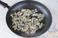 Фото приготовления рецепта: Салат с грибами, шпинатом, беконом и сыром дорблю - шаг №4