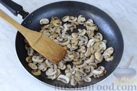 Фото приготовления рецепта: Салат с грибами, шпинатом, беконом и сыром дорблю - шаг №6