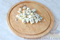 Фото приготовления рецепта: Салат с грибами, шпинатом, беконом и сыром дорблю - шаг №10