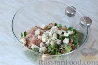Фото приготовления рецепта: Салат с грибами, шпинатом, беконом и сыром дорблю - шаг №11