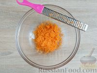 Фото приготовления рецепта: Яичные гренки с морковью и зеленью (в духовке) - шаг №2