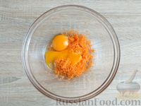 Фото приготовления рецепта: Яичные гренки с морковью и зеленью (в духовке) - шаг №3