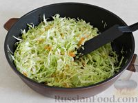 Фото приготовления рецепта: Запеканка из молодой капусты в яично-молочной заливке - шаг №5