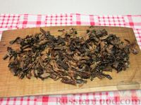 Фото приготовления рецепта: Грибная юшка из сушёных лесных грибов - шаг №5
