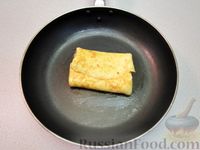 Фото приготовления рецепта: Омлет с сырной начинкой - шаг №8