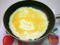 Фото приготовления рецепта: Омлет с сырной начинкой - шаг №5