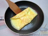 Фото приготовления рецепта: Омлет с сырной начинкой - шаг №7