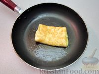 Фото приготовления рецепта: Омлет с сырной начинкой - шаг №9
