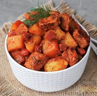 Фото к рецепту: Картошка, тушенная с мясом и морковью