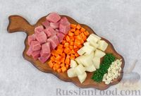 Фото приготовления рецепта: Картошка, тушенная с мясом и морковью - шаг №2