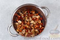 Фото приготовления рецепта: Картошка, тушенная с мясом и морковью - шаг №6