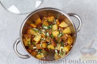 Фото приготовления рецепта: Картошка, тушенная с мясом и морковью - шаг №11